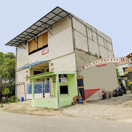 Oyo 90725 Zeevanna Guest House Syariah ケディリ エクステリア 写真