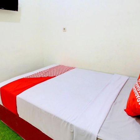Oyo 90725 Zeevanna Guest House Syariah ケディリ エクステリア 写真