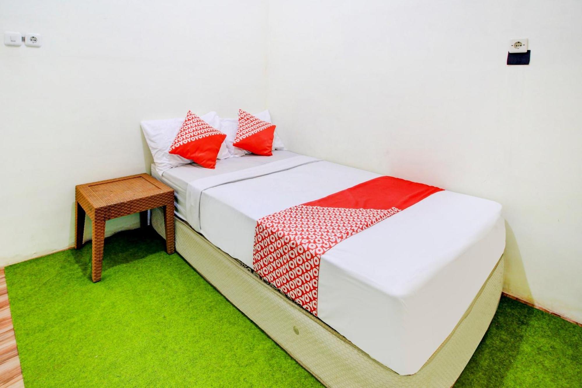 Oyo 90725 Zeevanna Guest House Syariah ケディリ エクステリア 写真