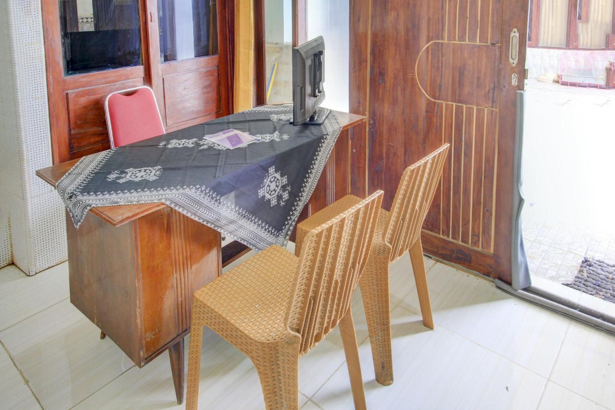 Oyo 90725 Zeevanna Guest House Syariah ケディリ エクステリア 写真