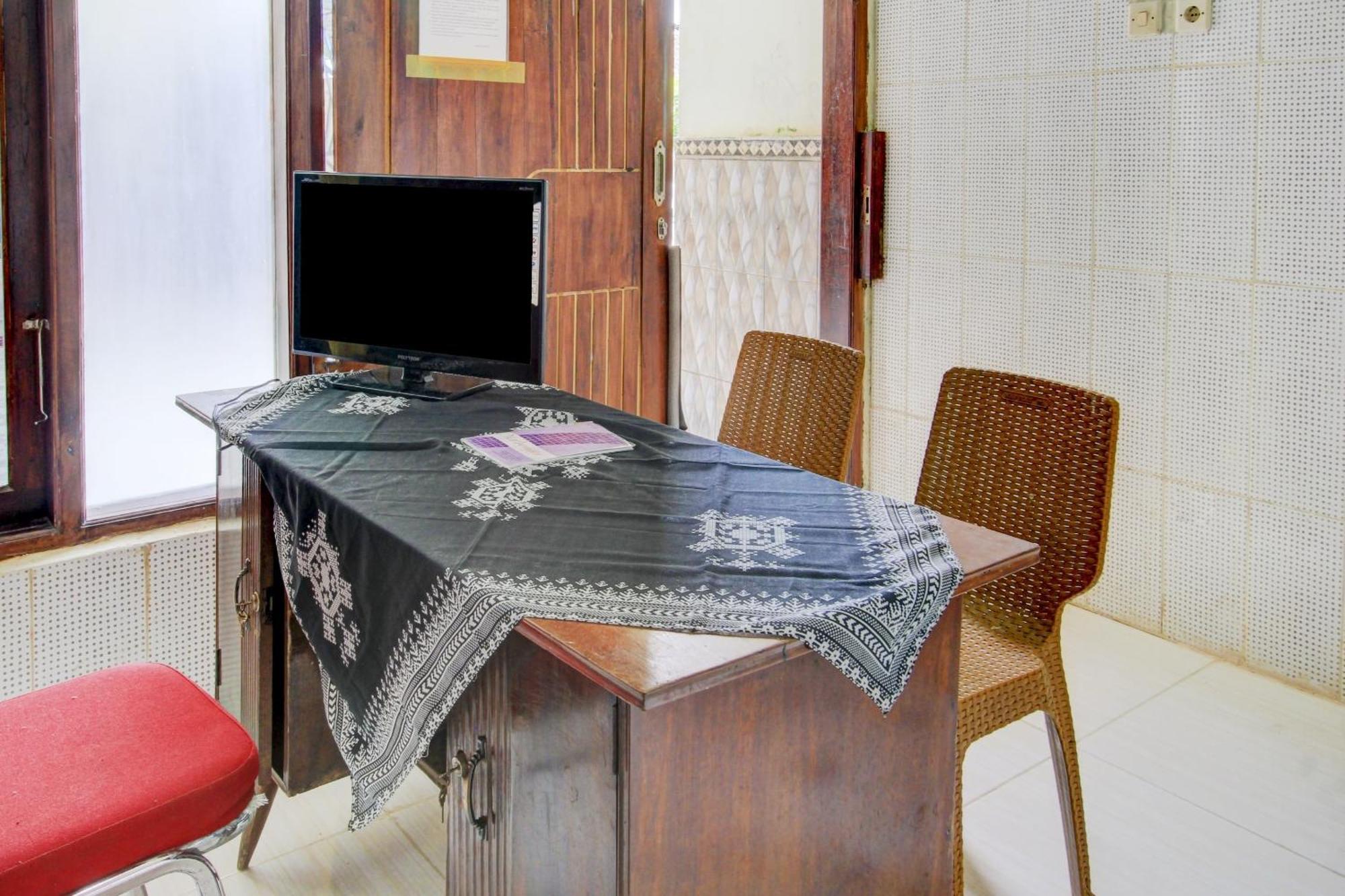 Oyo 90725 Zeevanna Guest House Syariah ケディリ エクステリア 写真