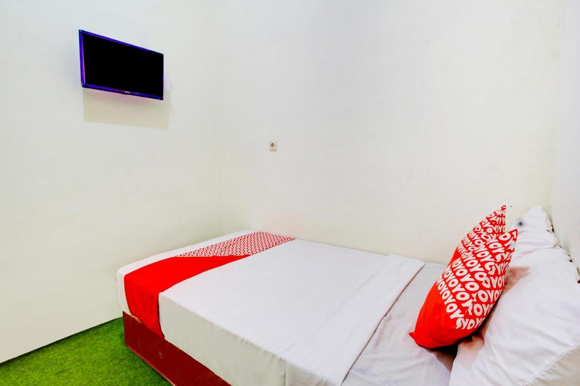 Oyo 90725 Zeevanna Guest House Syariah ケディリ エクステリア 写真