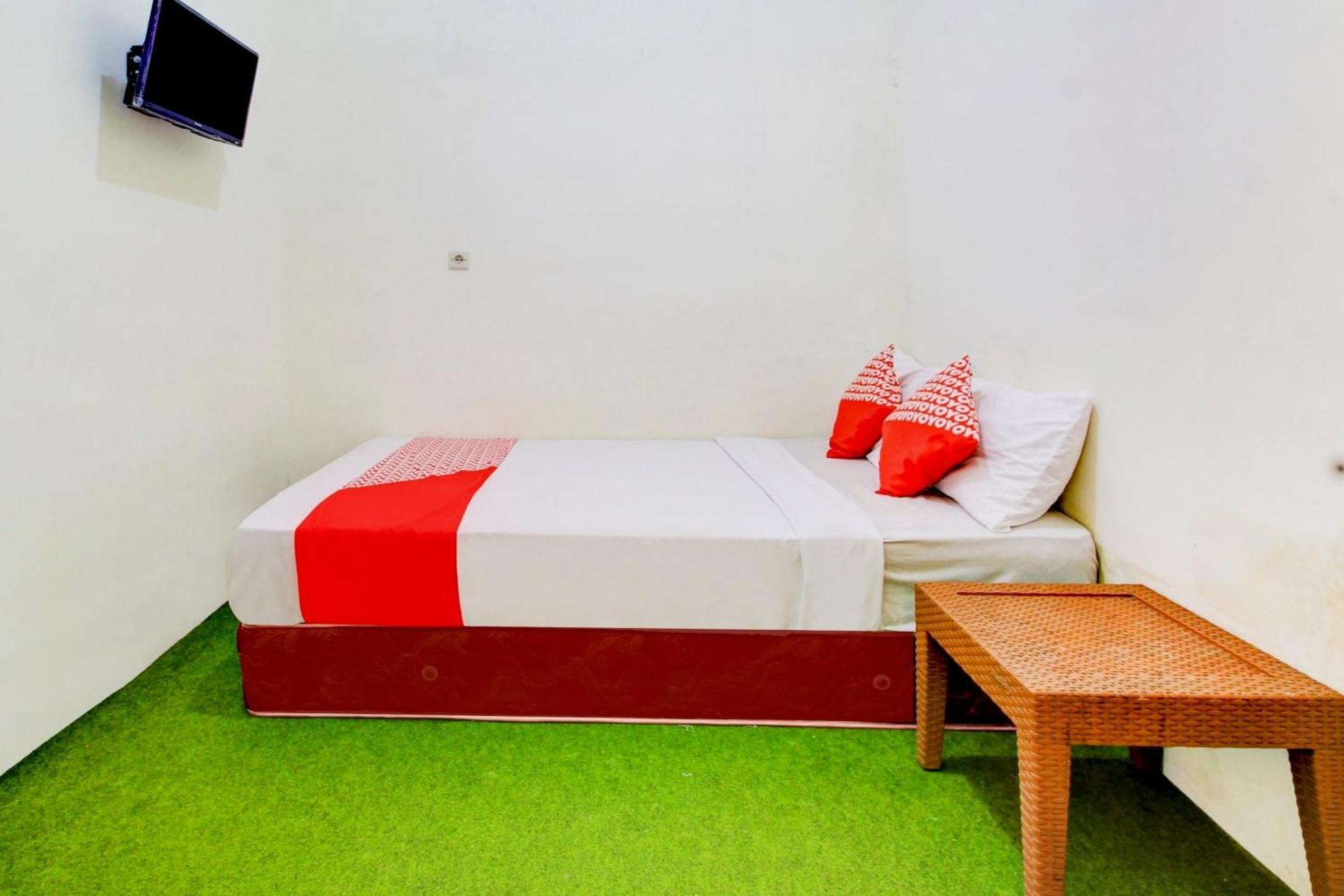 Oyo 90725 Zeevanna Guest House Syariah ケディリ エクステリア 写真