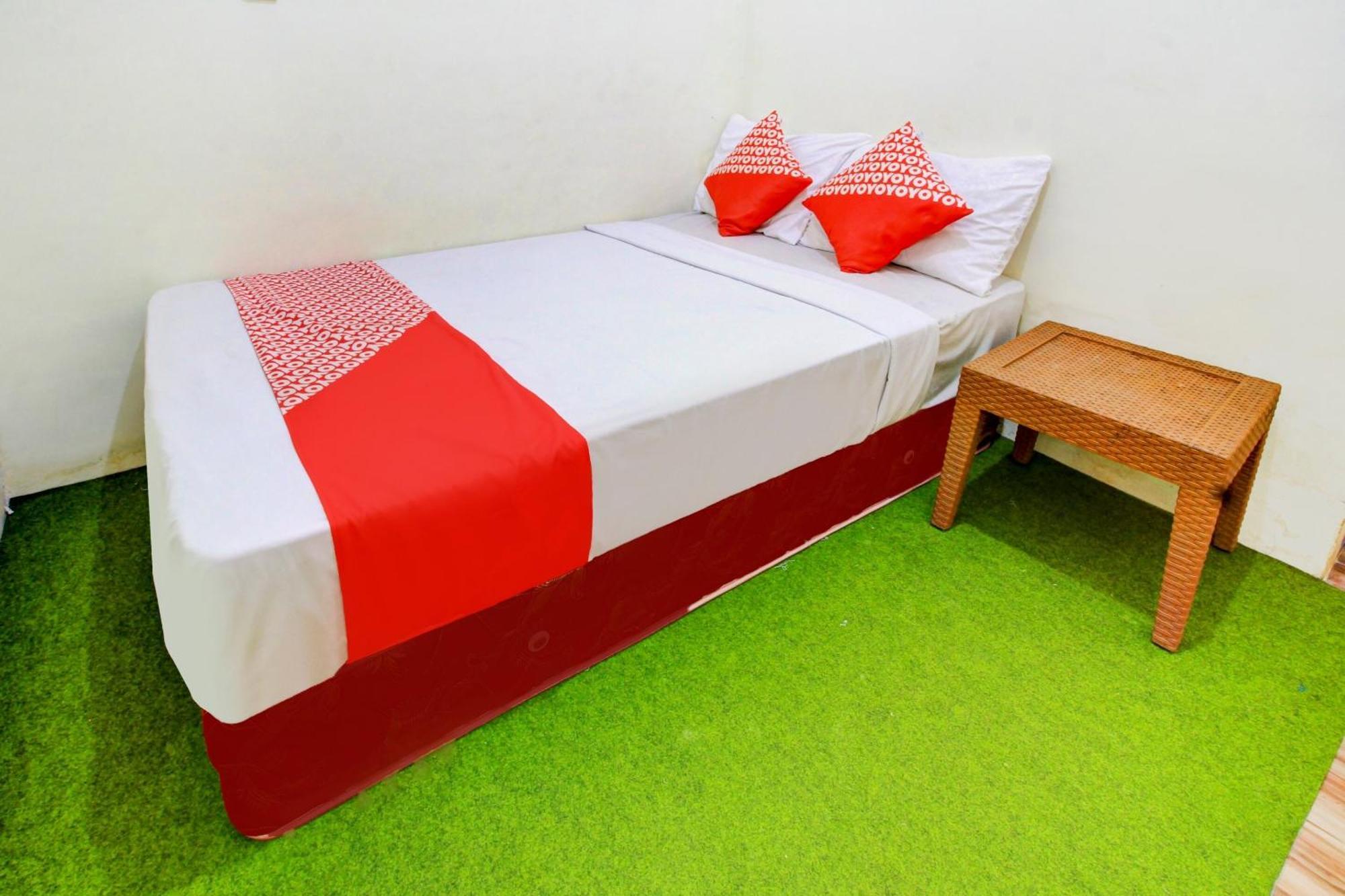 Oyo 90725 Zeevanna Guest House Syariah ケディリ エクステリア 写真