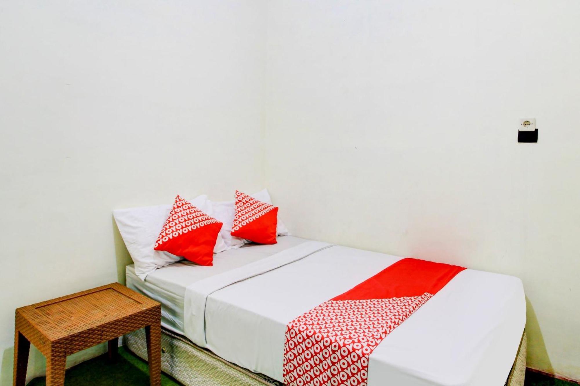 Oyo 90725 Zeevanna Guest House Syariah ケディリ エクステリア 写真