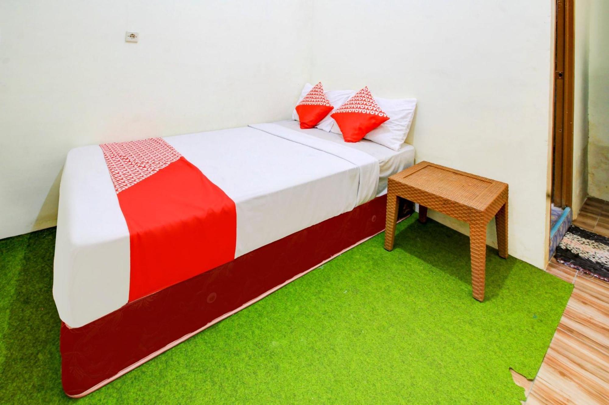 Oyo 90725 Zeevanna Guest House Syariah ケディリ エクステリア 写真