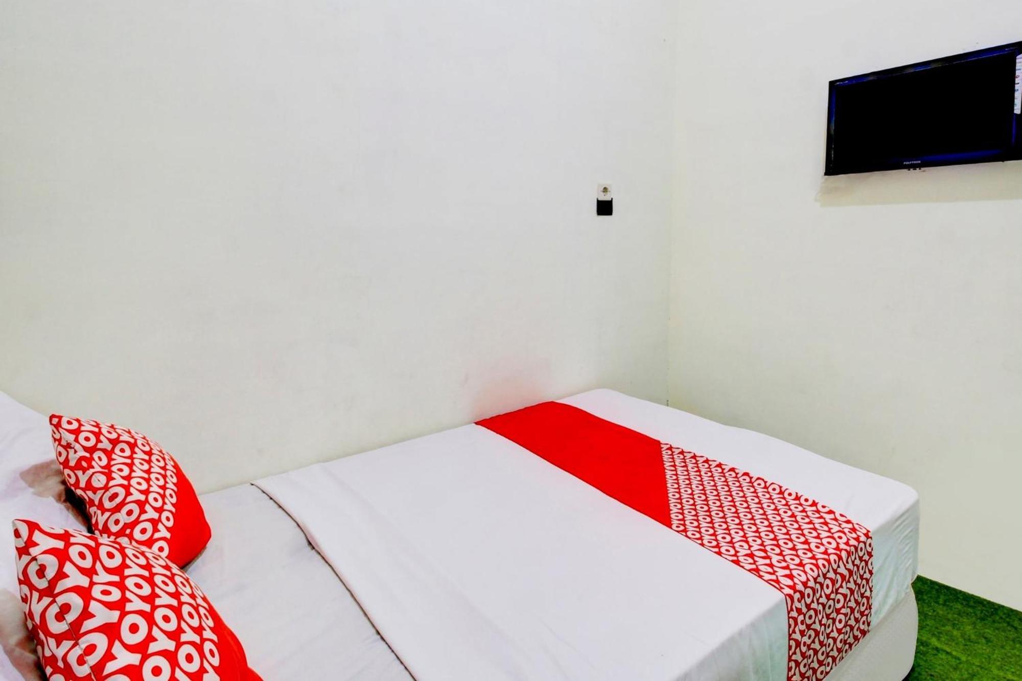 Oyo 90725 Zeevanna Guest House Syariah ケディリ エクステリア 写真