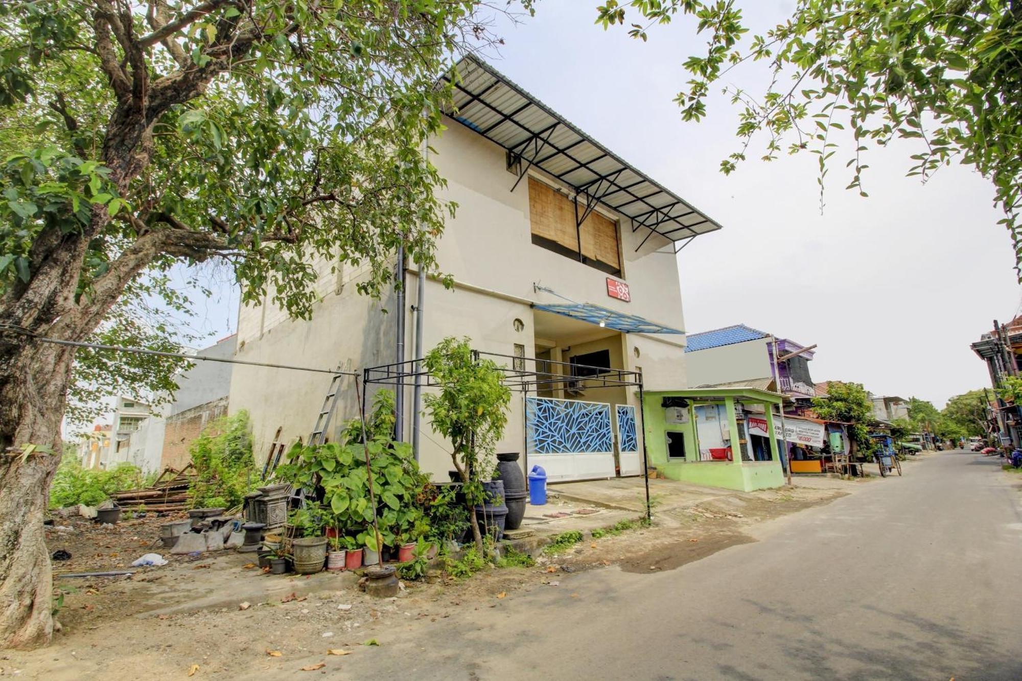 Oyo 90725 Zeevanna Guest House Syariah ケディリ エクステリア 写真