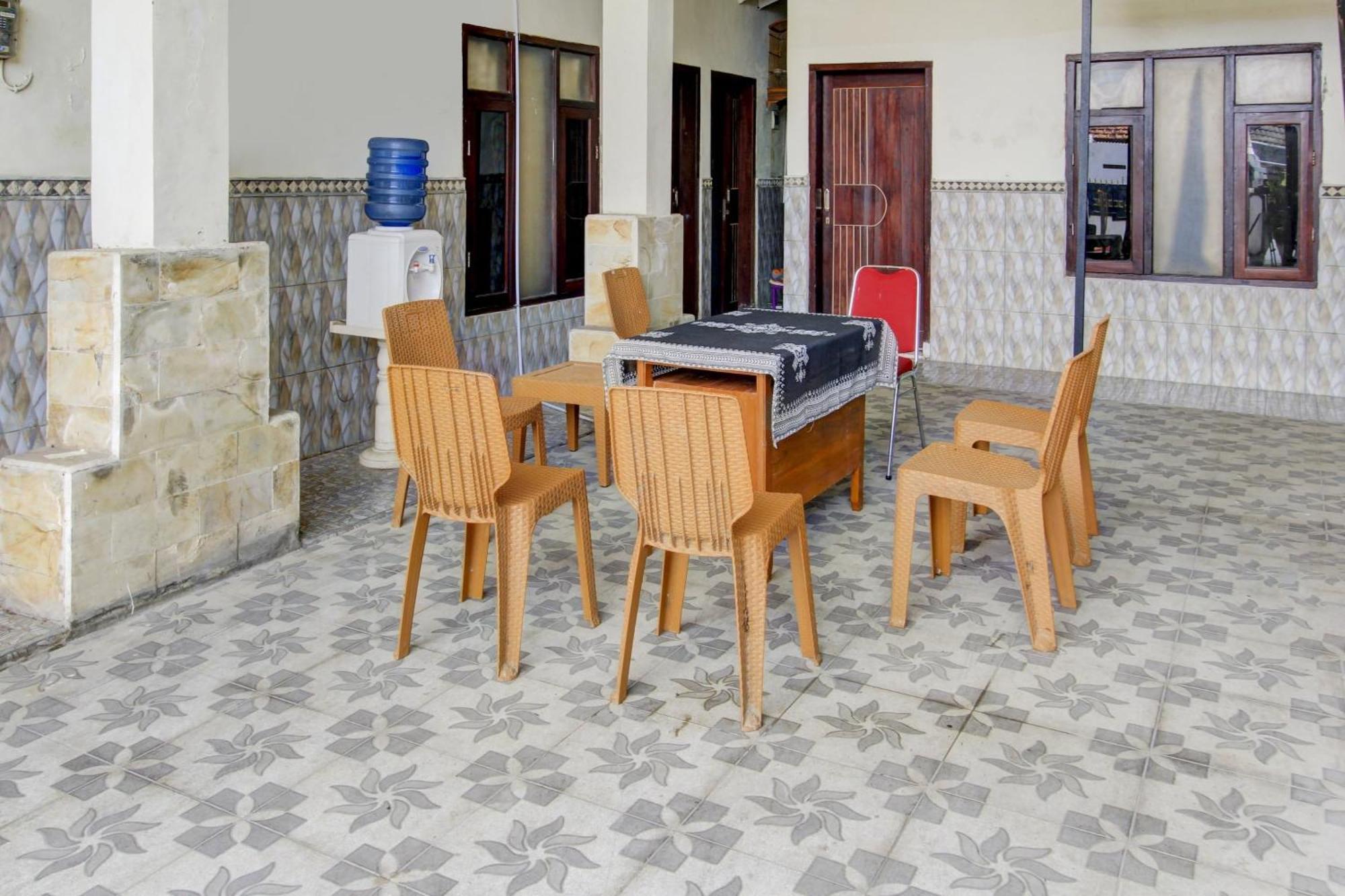 Oyo 90725 Zeevanna Guest House Syariah ケディリ エクステリア 写真